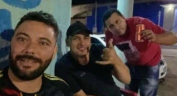 Primos morrem após carro sair da pista, bater contra cerca de arame e capotar